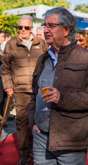 hombre con cava en la mano