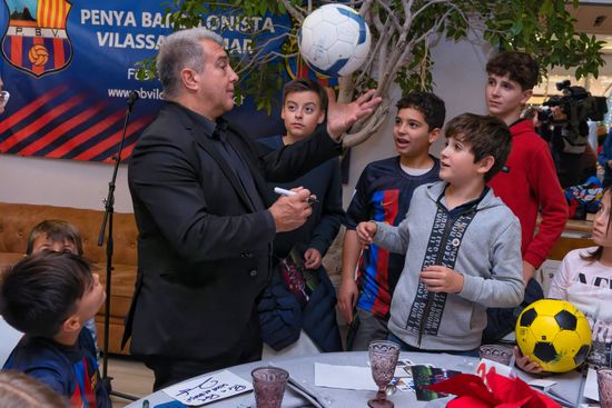 presidente futbol barcelona  joan laporta pelota niños