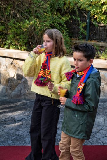 niños con bufandas del barça