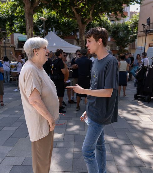 el actor oriol cervera atenent a una fan de la serie catalana