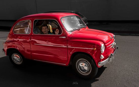 Seat 600 en carretera con niño