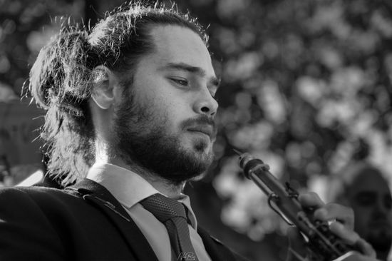 Hombre hermoso foto blanco y negro musico clarinete