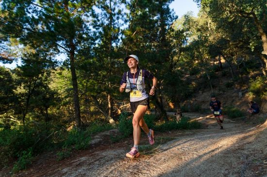 mujer feliz corriendo running