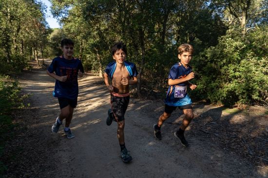 niños corriendo montaña