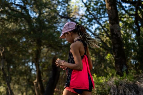 niña montaña camina con gorra rosa