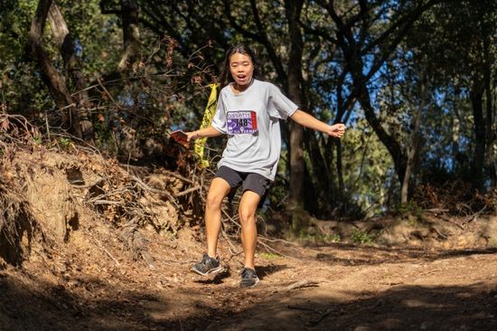 niña corre montaña feliz