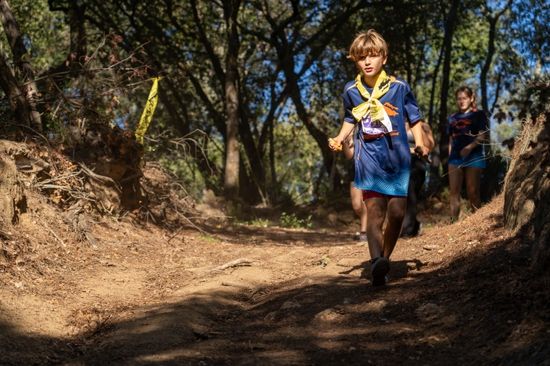 niño hermoso corre montaña ejercicio