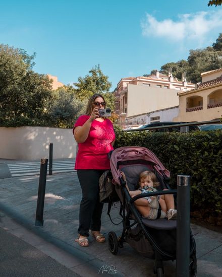 foto urbana madre carrito bebé