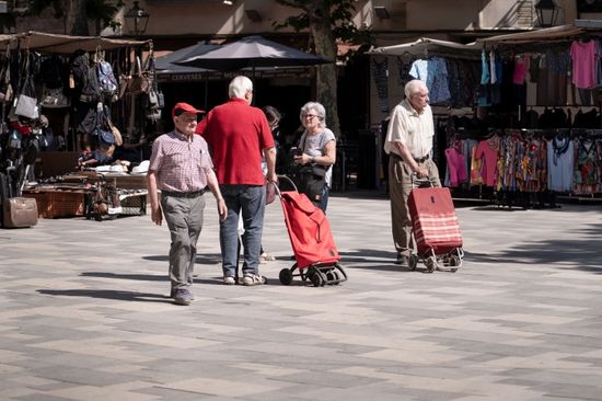 foto urbana abuelos mercado compras