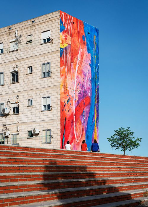 Mural sobre el edificio "El Cuerno" en Héroes de Baler - Cáceres