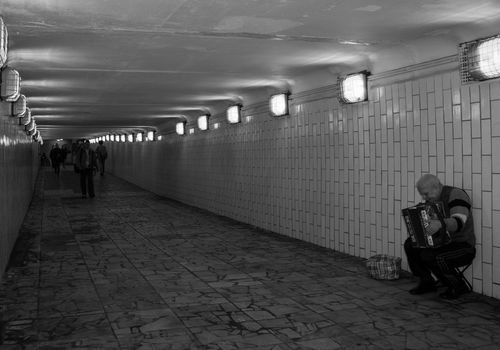 artista en el metro de moscu