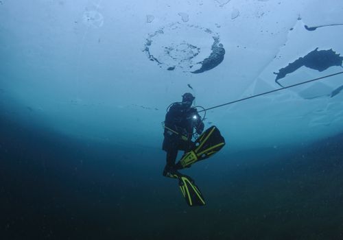 Ibon de Panticosa, Buceo bajo hielo