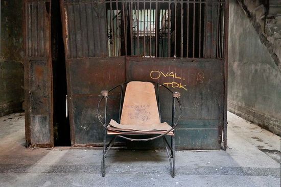 chair in havana 8 , photography tour by louis alarcon