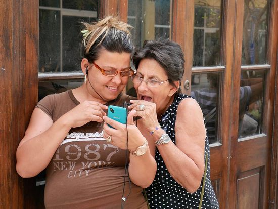 cubans in wi-fi areas, a short photo story by louis aarcon