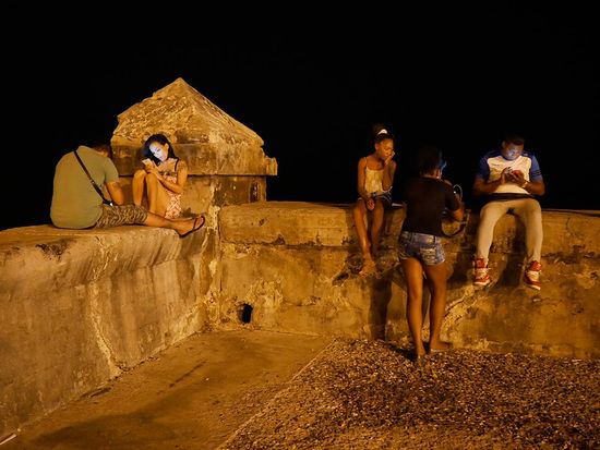 cubans in malecon connected to internet, photo essay by louis alarcon