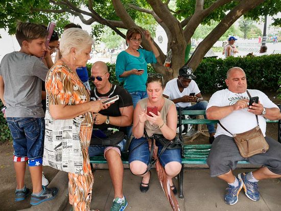 cubans in a park connected to internet, photography of new times by louis alarcon