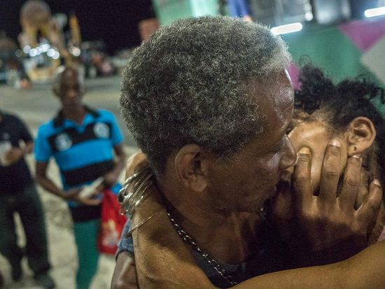 kiss between two cubans in havana´s carnivals.