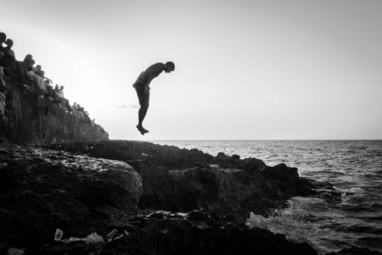 extrange jumper in malecon of Havana in a workshop of photography in Cuba