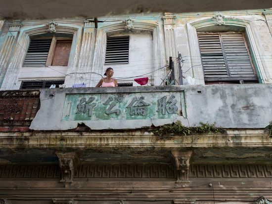 Old chinese balcony in Havana, pictures and photos of last chineses in cuba