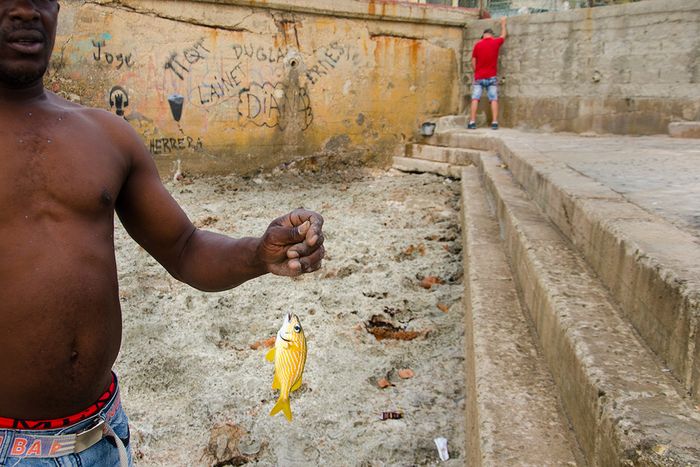 Fishing in Havana, street photography in cuba