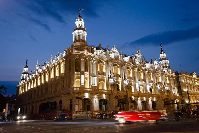 great theatre of Havana, blue hour photography tour in cuba led by louis alarcon