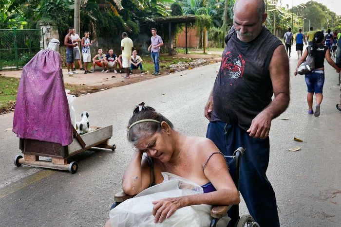 photo of pain in Cuba in a documental photography tour to cuba