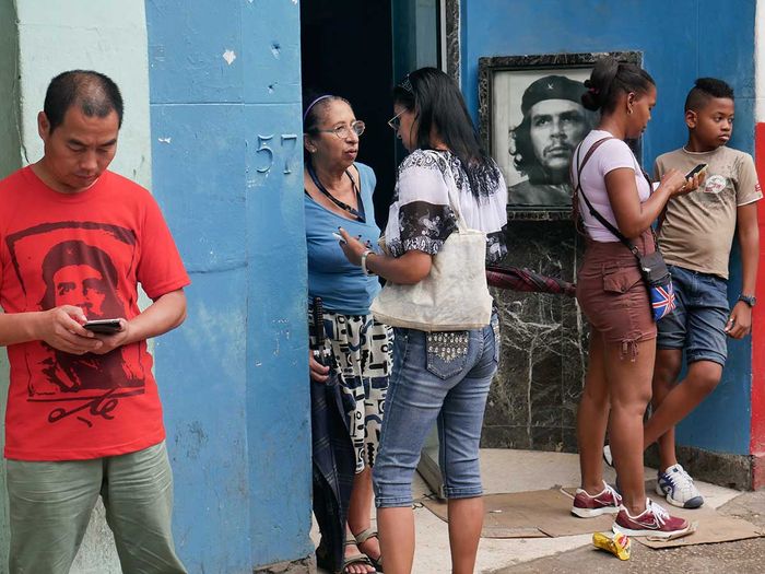 che guevara and cuban people connecting in wi-fi areas, photo by louis alarcon