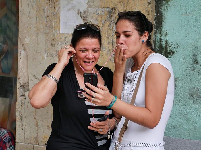 Kissing in a Wi-fi area in Havana - photography workshop by louis alarcon