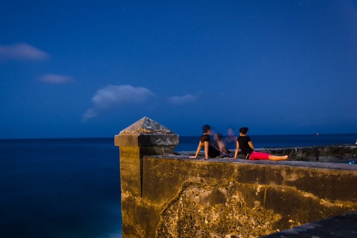 lovers at night in malecon of havana, photo workshops in cuba led by louis alarcon
