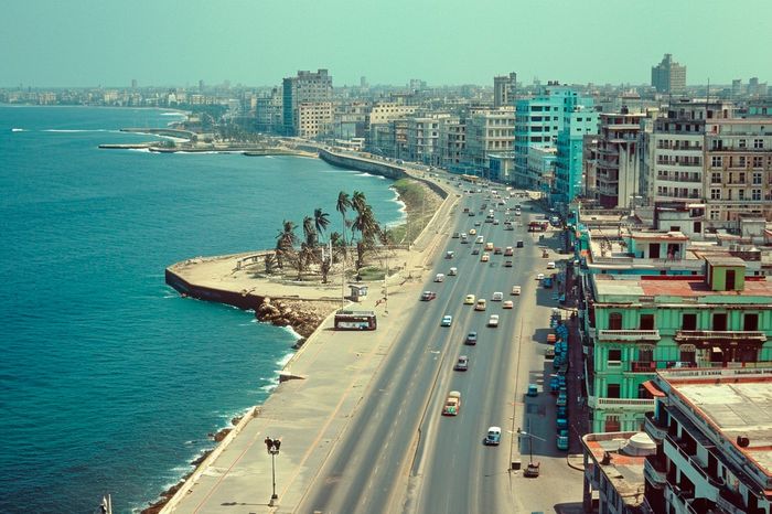 Aerial view of Havana in the 1950s, general image of the entire malecon, color image generated by artificial intelligence in a Cuban photography project