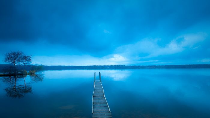 La hora azul sobre la pasarela del lago