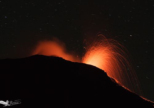 Volcan-Stromboli-lava-noche