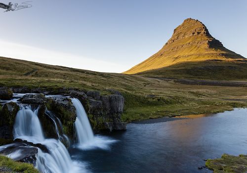 kirkjufell-cascadas-agua-cielo-atardecer-islandia