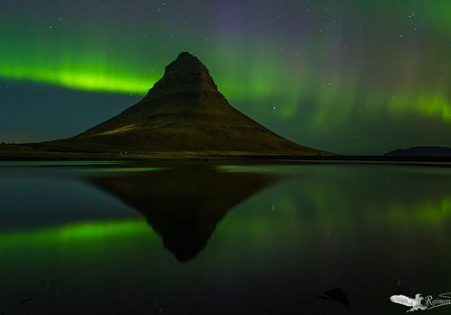 kikjufell-aurora-boreal-reflejo-noche-islandia