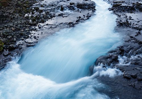 bruarfoss-cascada-islandia-agua-azul-rocas