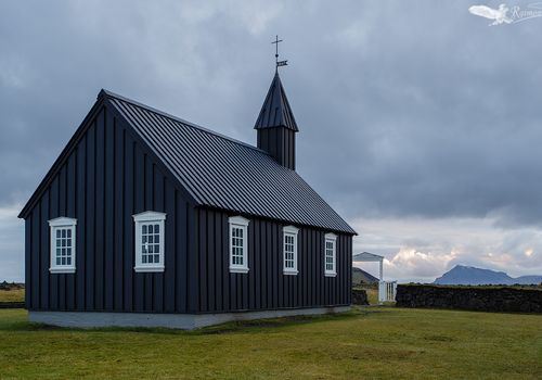 Búðakirkja-iglesia-negra-islandia-hierba-cielo-tormenta