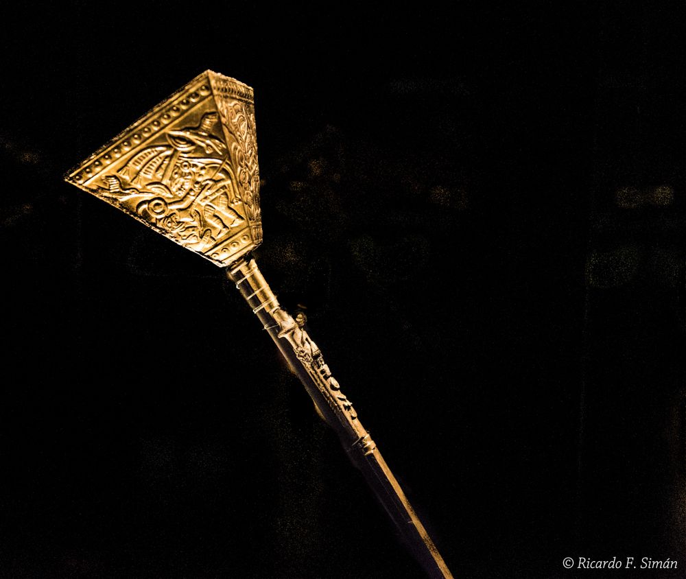 DSC_9662 Cetro de oro y plata, simbolo de mando de poder.
