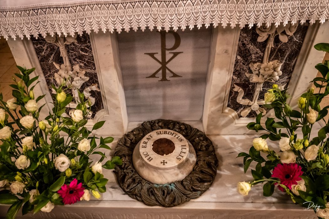Cripta bajo el altar la Sagrada Familia DSC_1932.jpg