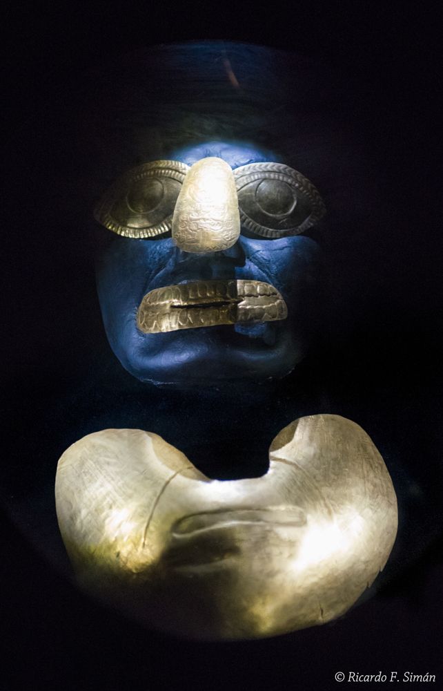 DSC_9674 Piezas de oro que recubrian rostro del señor de sipan representando ojos nariz dentadura cubre menton