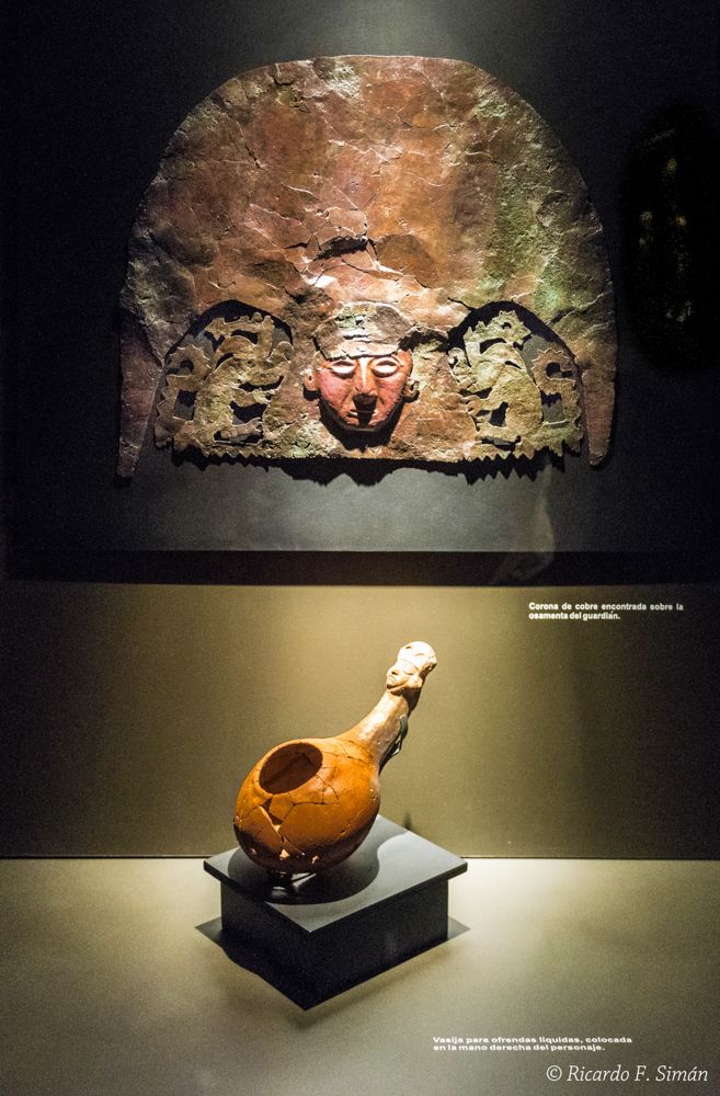 DSC_9688 Corona de cobre encontrada sobre la osamenta del guardian vasijas para ofrendas liquidas colocada en la mano derecha del personaje