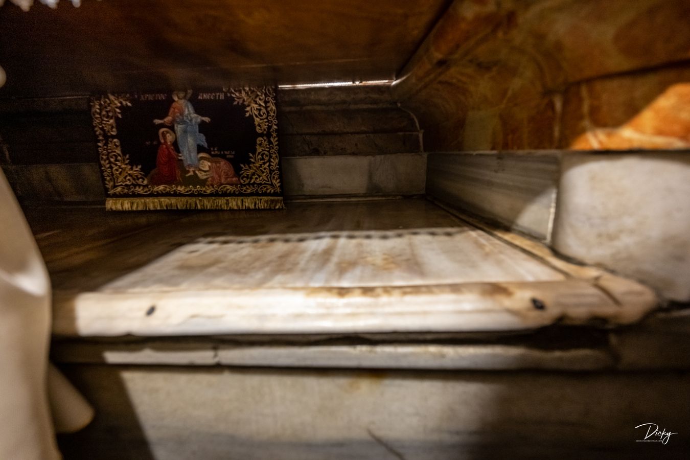 Plancha de mármol que cubre la piedra donde descansó el cuerpo de Nuestro Señor Jesucristo en el Santo Sepulcro