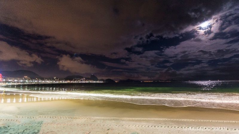 Playa de Ipanema de Noche