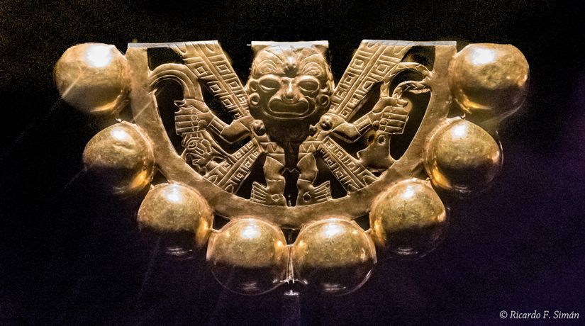 DSC_9562 Sonajero de Oro con representacion de divinidad. Incautado por el FBI en Nuevo Mexico