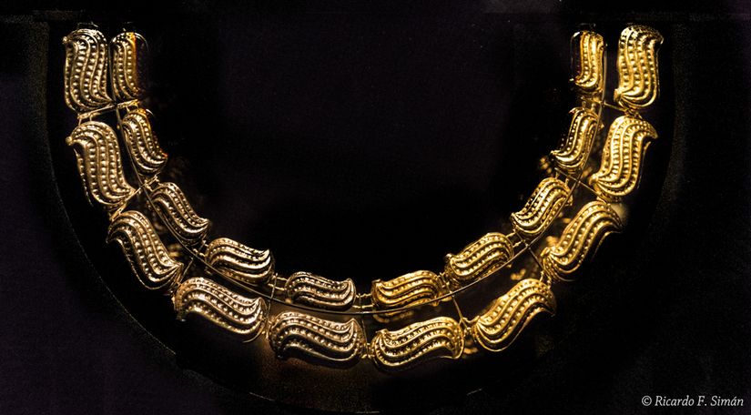 DSC_9643-2 Collar de frutos en oro y plata. Representa el concepto de la dualidad Mochica