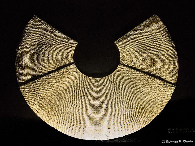 DSC_9687 Pectoral de concha que integraba los atuendos del señor