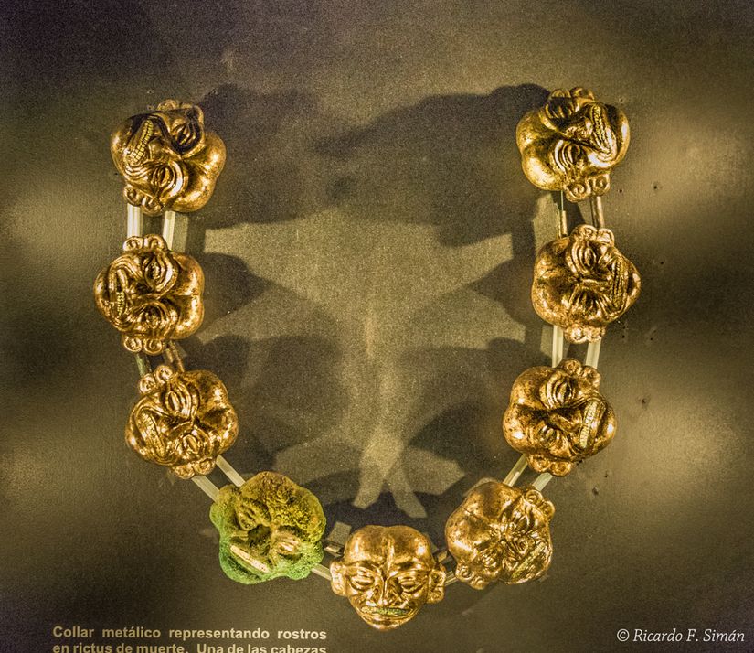 DSC_9696 Collar metalico representando rostros en rictus de muerte con pieza testigo de su estado natural