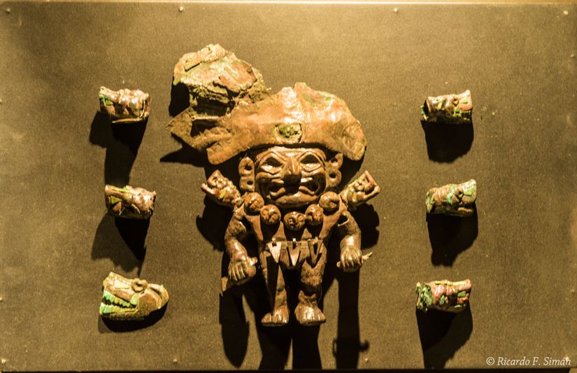 DSC_9761 Vasijas escultóricas mochicas representando personajes Señores con ornamentos