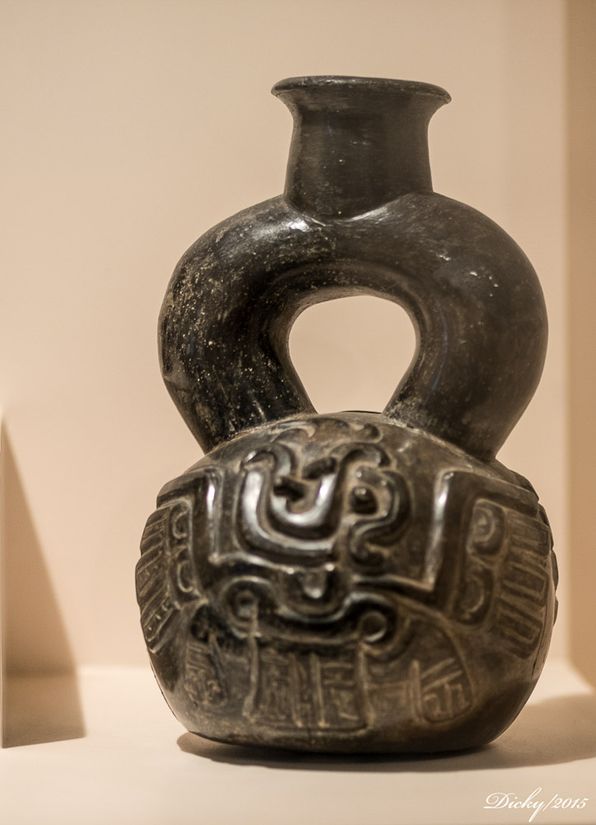 DSC_0147 Jarrón de cerámica Cupisnique, los dioses eran representados como animales. En el arte precolombino las aves representan el poder del cielo