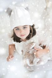 Niña en bosque navideño