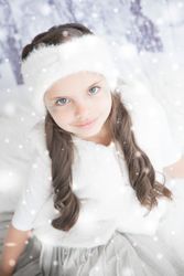 Niña en bosque navideño